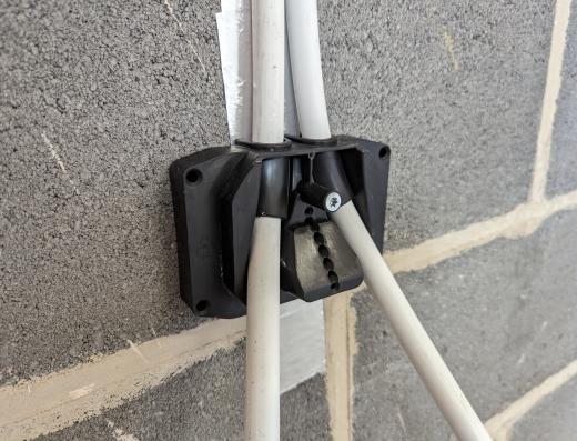 Manthorpe 15mm Radiator Pipe Guide & Seal - Box of 20 - Trusted Building Supplies